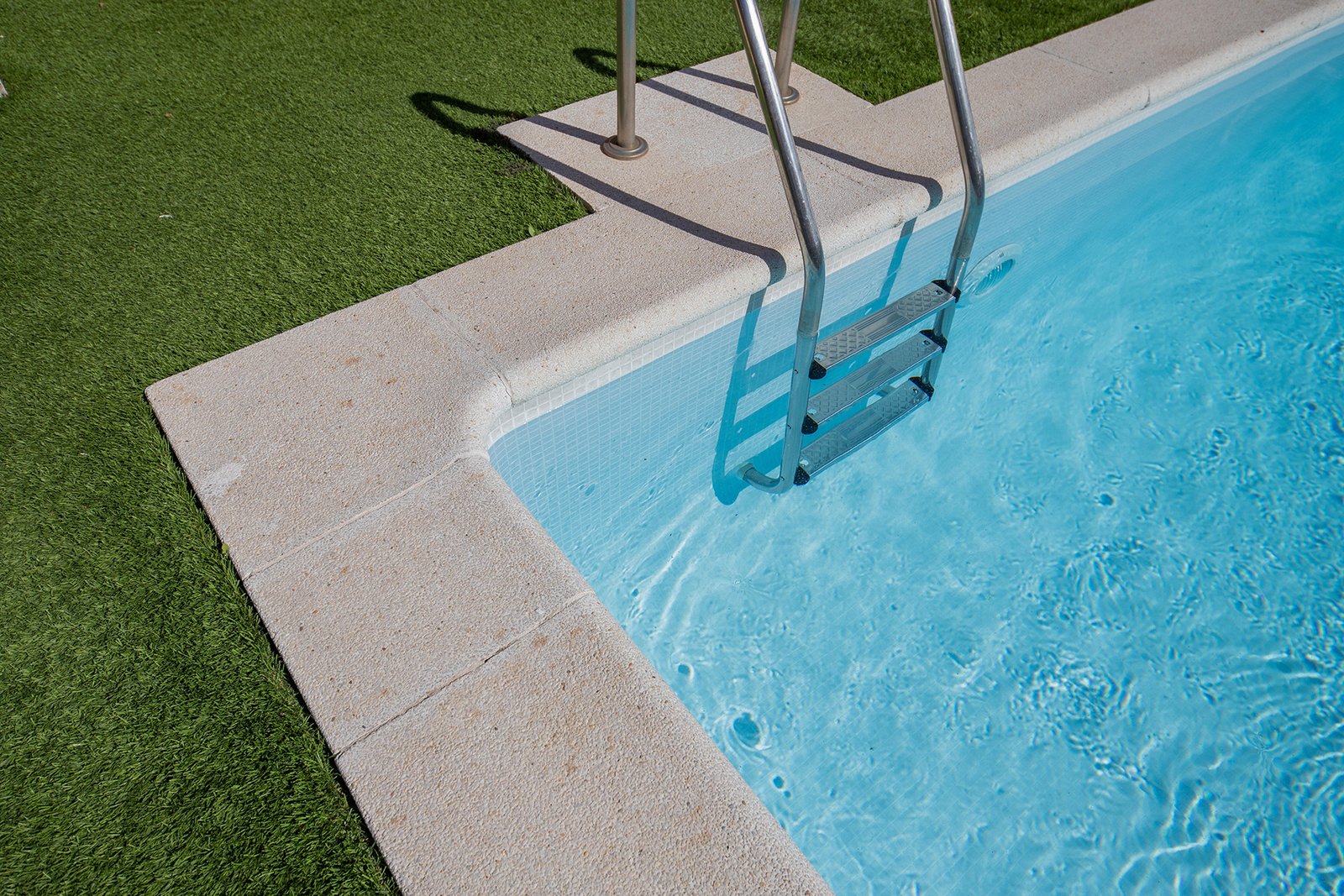 escalera y acceso al agua
