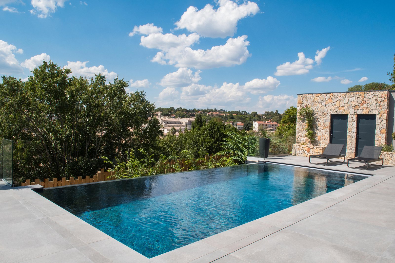 piscina abierta visualmente al paisaje