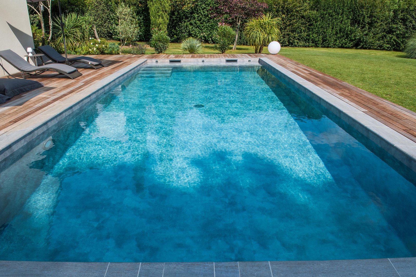 Piscina de líneas sencillas con acabado contemporáneo
