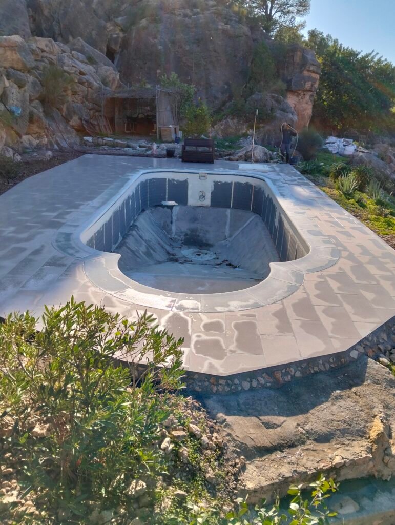 Borde y entorno de una piscina renovada