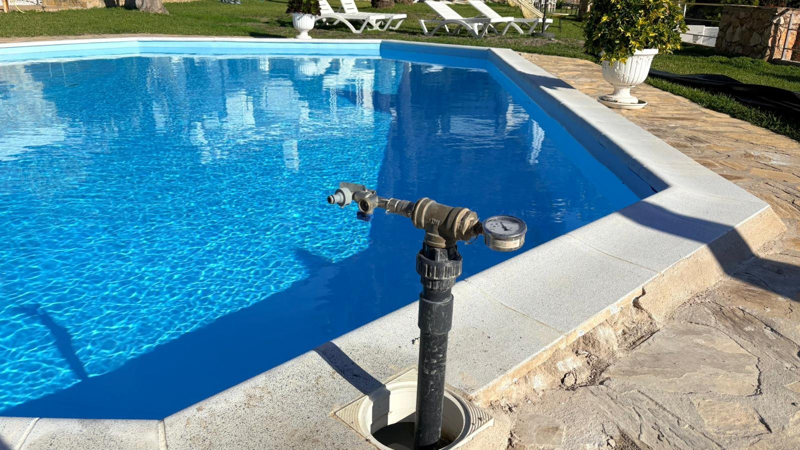 Reparación de fugas de agua en piscina en Granada