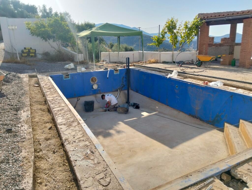 Tuberías enterradas de piscina dañadas con fugas de agua detectadas en el terreno