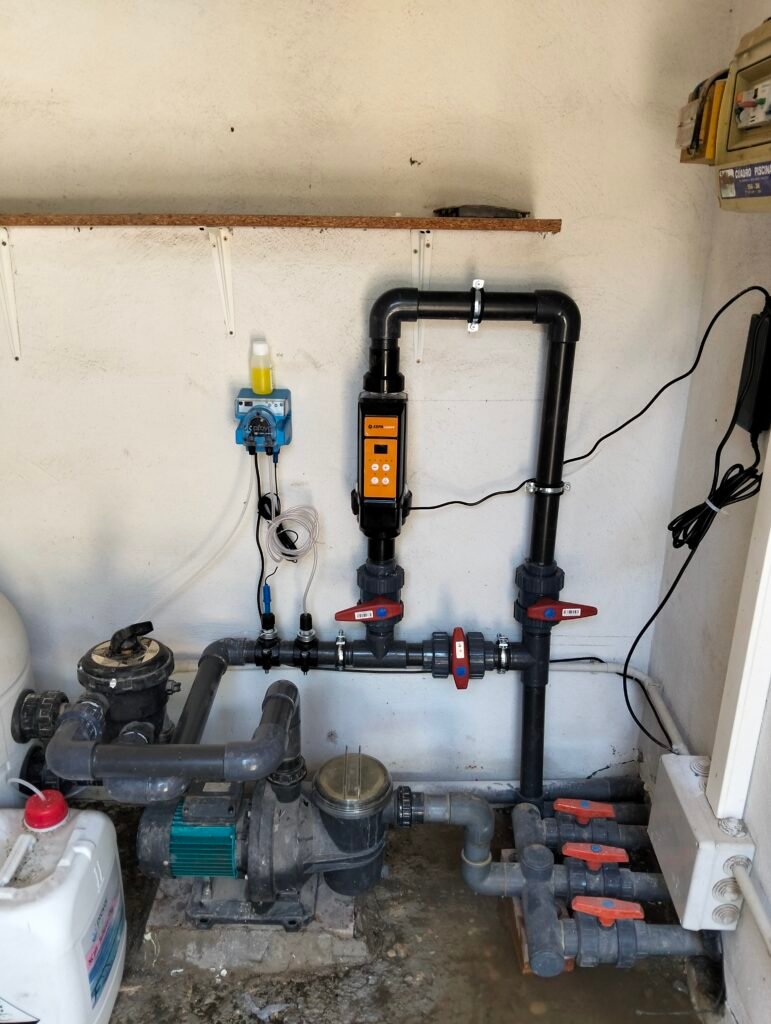 Reinstalación de depuradora de piscina con filtro de arena, válvulas y bomba en caseta técnica en Granada