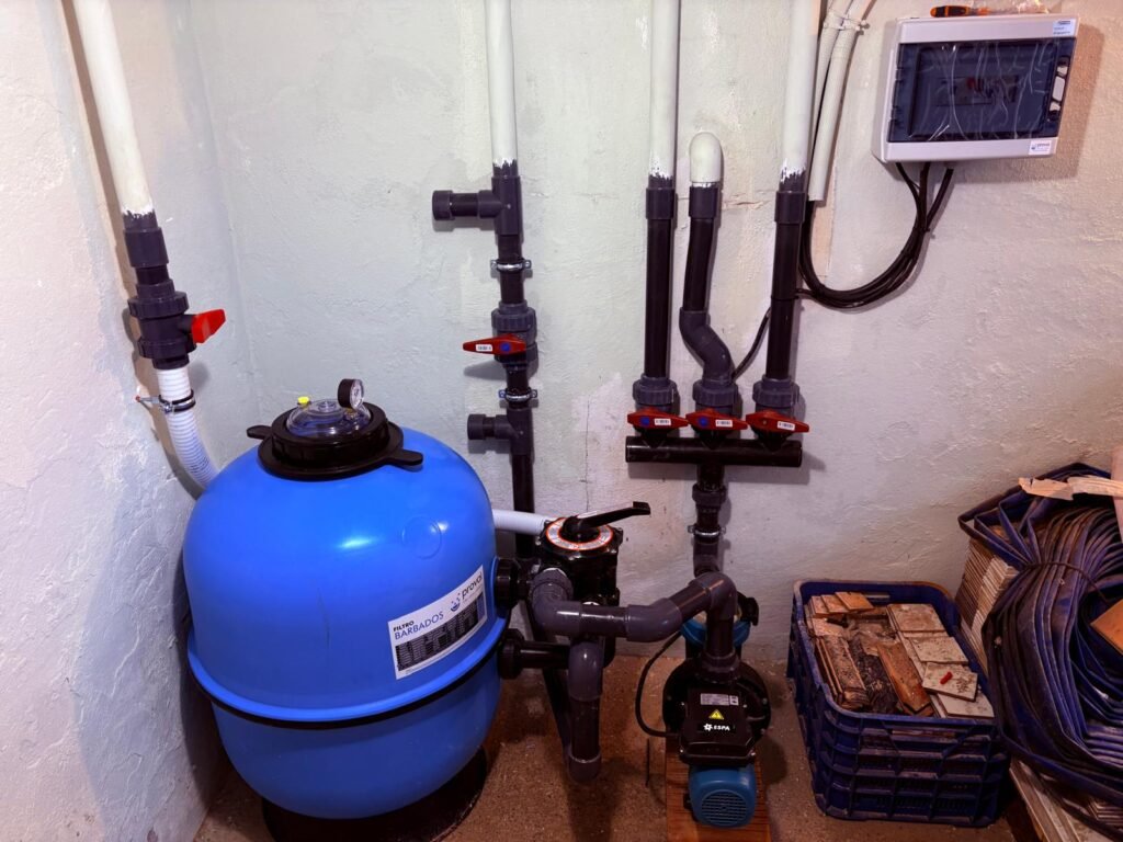 Reinstalación de depuradora de piscina con filtro de arena, válvulas y bomba en caseta técnica en Granada
