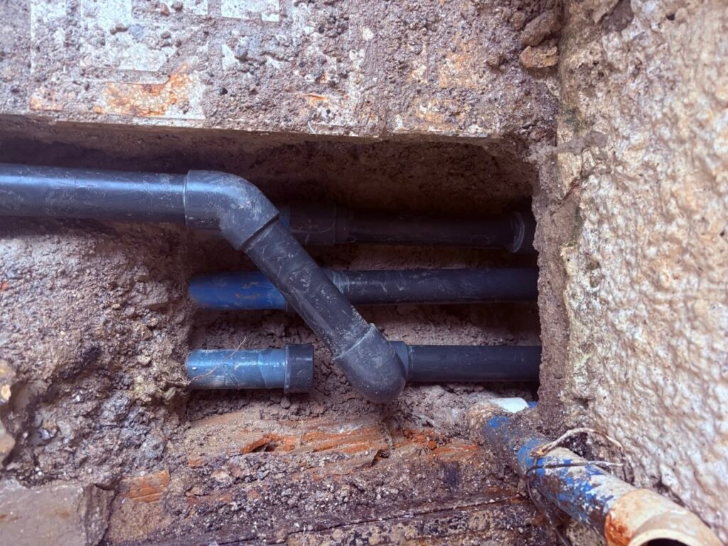 reparación de fuga en tubería de piscina apertura de zanja y sustitución de tuberías pvc
