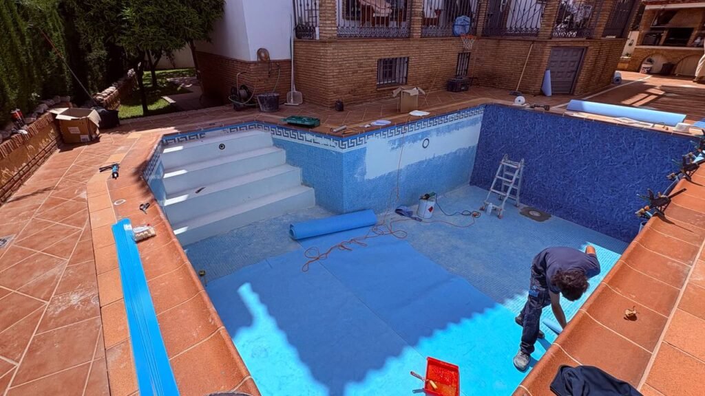instalación de lámina armada en piscina durante proceso de reforma y revestimiento interior
