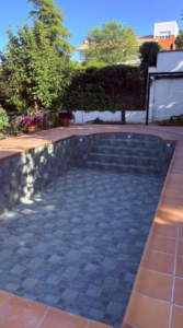 piscina rehabilitada con lámina armada efecto piedra en Granada