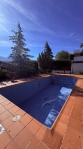 piscina de gresite antigua vacía antes de una reforma integral en Granada