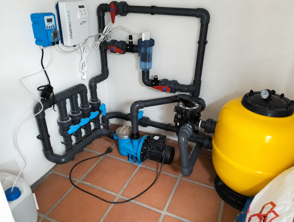 Instalación de depuradora con cloración salina y control automático de pH para piscina en Granada