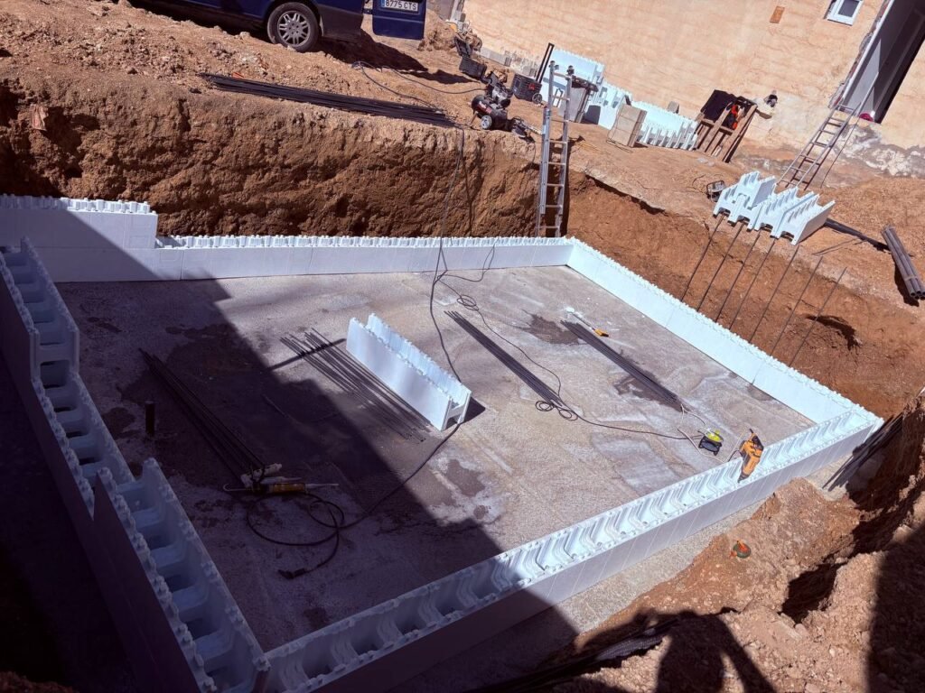 construcción de piscina nueva con bloques EPS de poliestireno en Granada