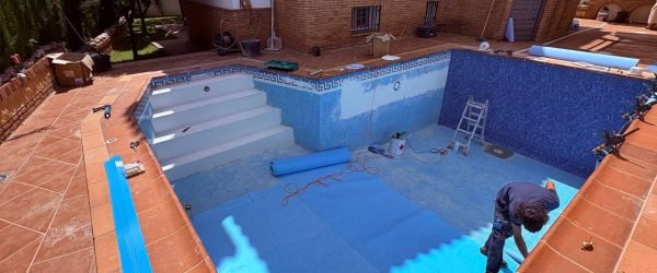 instalación de lámina armada en piscina durante proceso de reforma y revestimiento interior