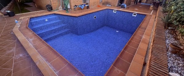 piscina reformada con lámina armada azul y acabado impermeable de alta resistencia