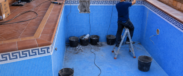 trabajos de reforma de piscina con reparación de revestimiento y preparación para renovación